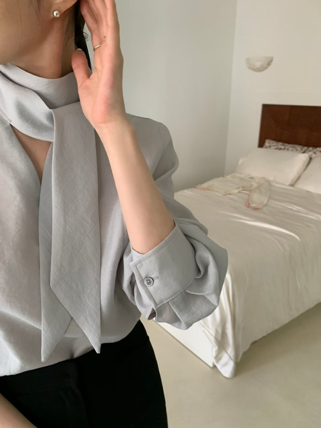 柔語之間 領巾上衣 Quiet Poise Scarf Blouse