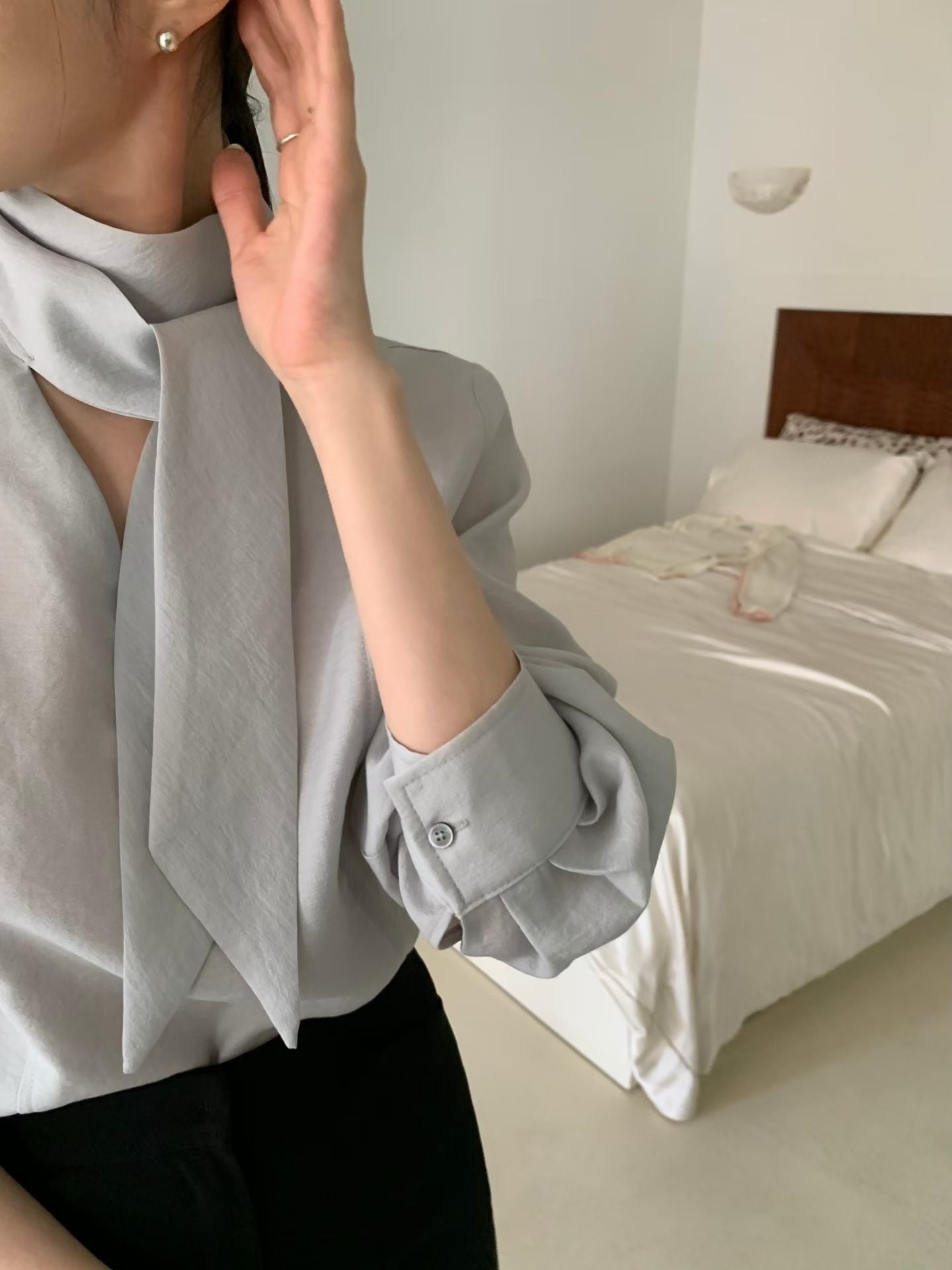 柔語之間 領巾上衣 Quiet Poise Scarf Blouse