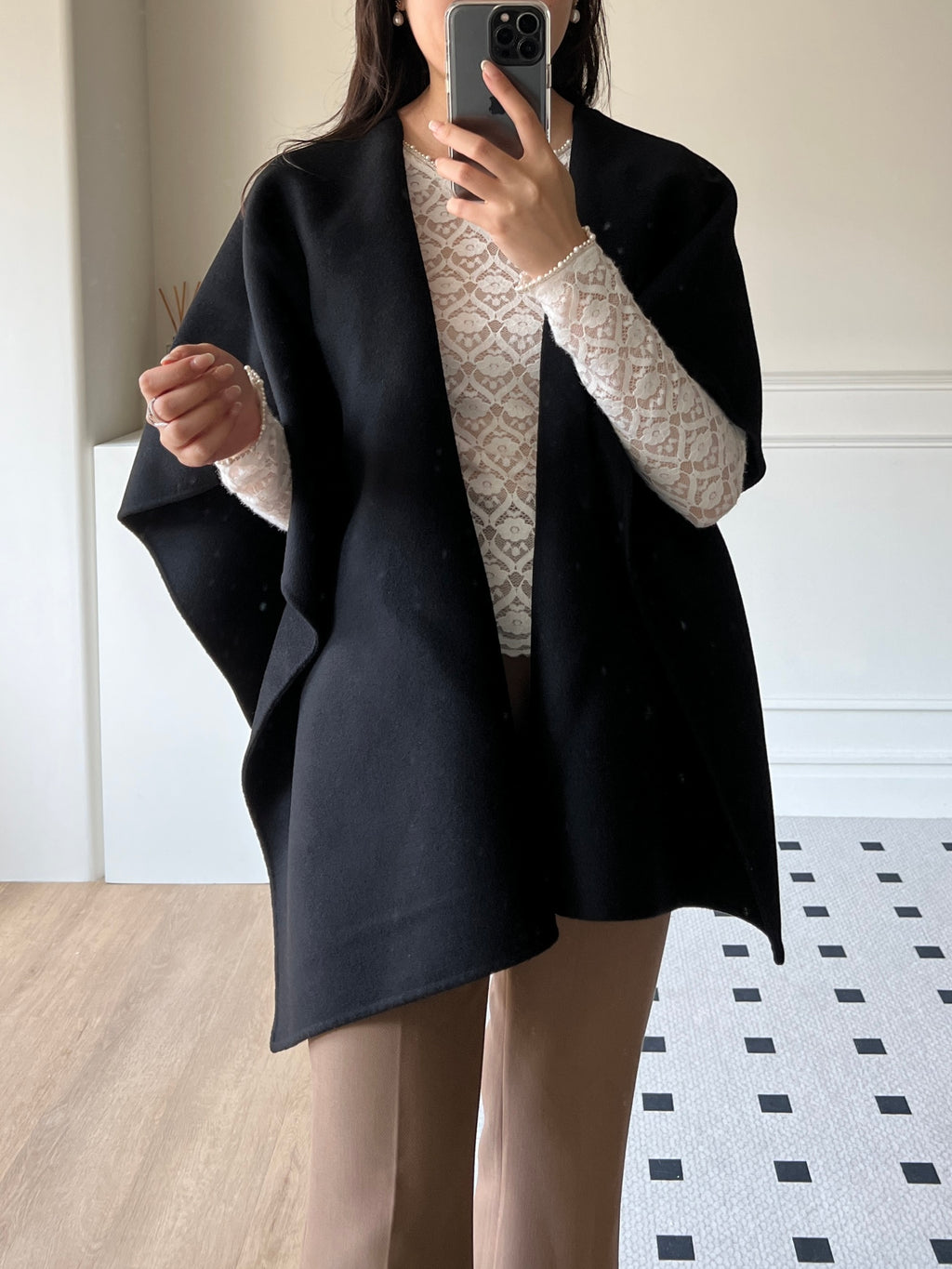 Pearl Bottoming Shirt 珍珠花邊打底衫 T2326 白/奶咖/黑