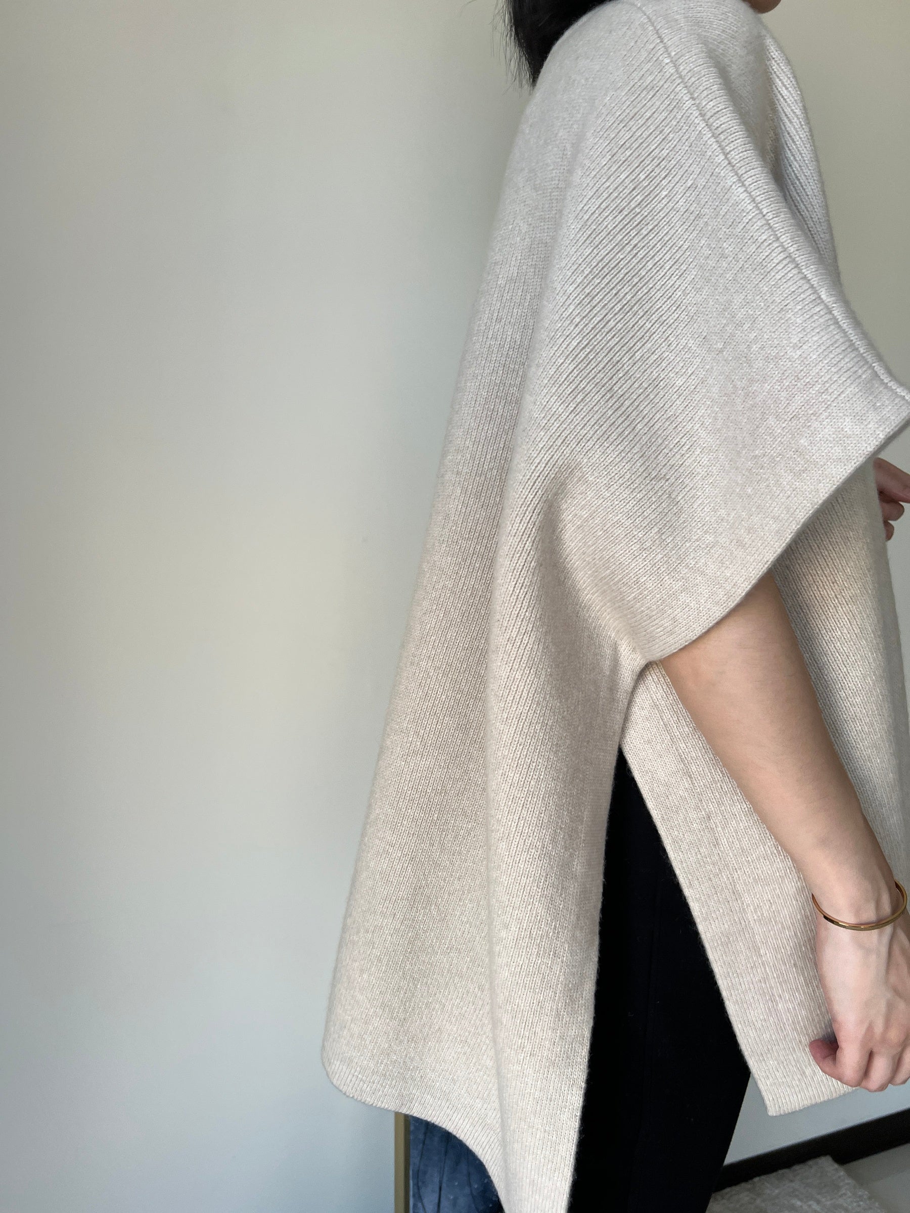知性套頭側開釦羊毛斗篷 60%Wool Cashmere5% JK2332 杏色