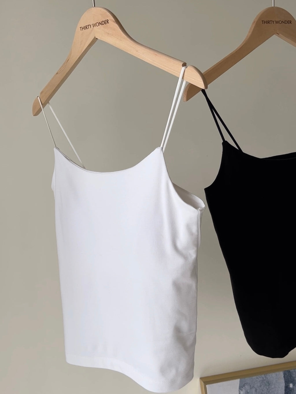 "It's Me"高彈力細肩帶純色 Bra Top  T2407 黑色