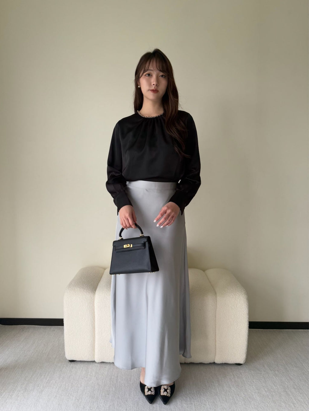 鏈條裝飾絲滑緞面上衣 T2339 黑色