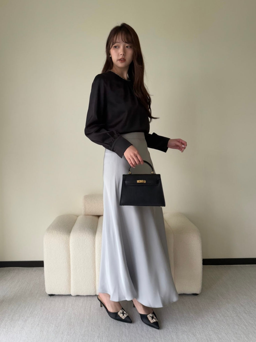 鏈條裝飾絲滑緞面上衣 T2339 黑色